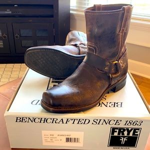 Men’s Frye brown distressed pull on boots